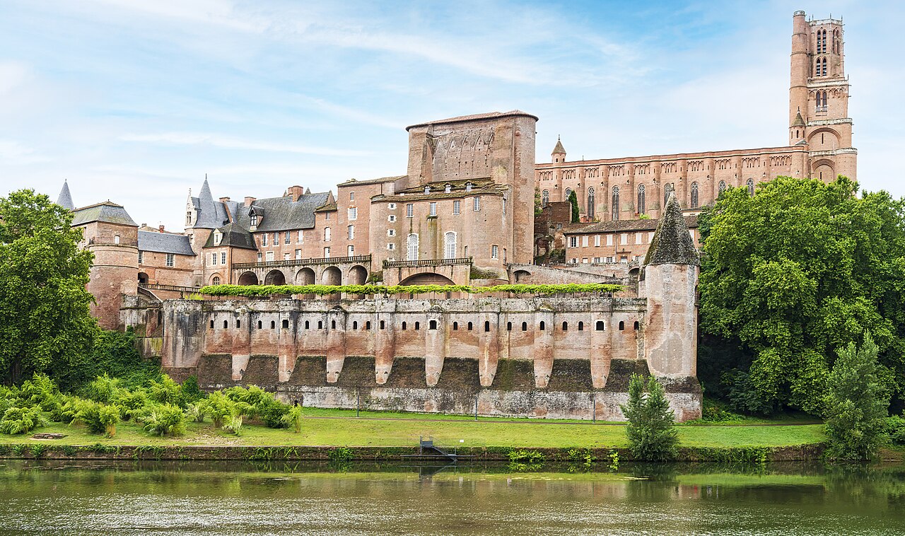 Cité épiscopale d'Albi vue du Tarn : palais de la Berbie et cathédrale Sainte-Cécile en brique.