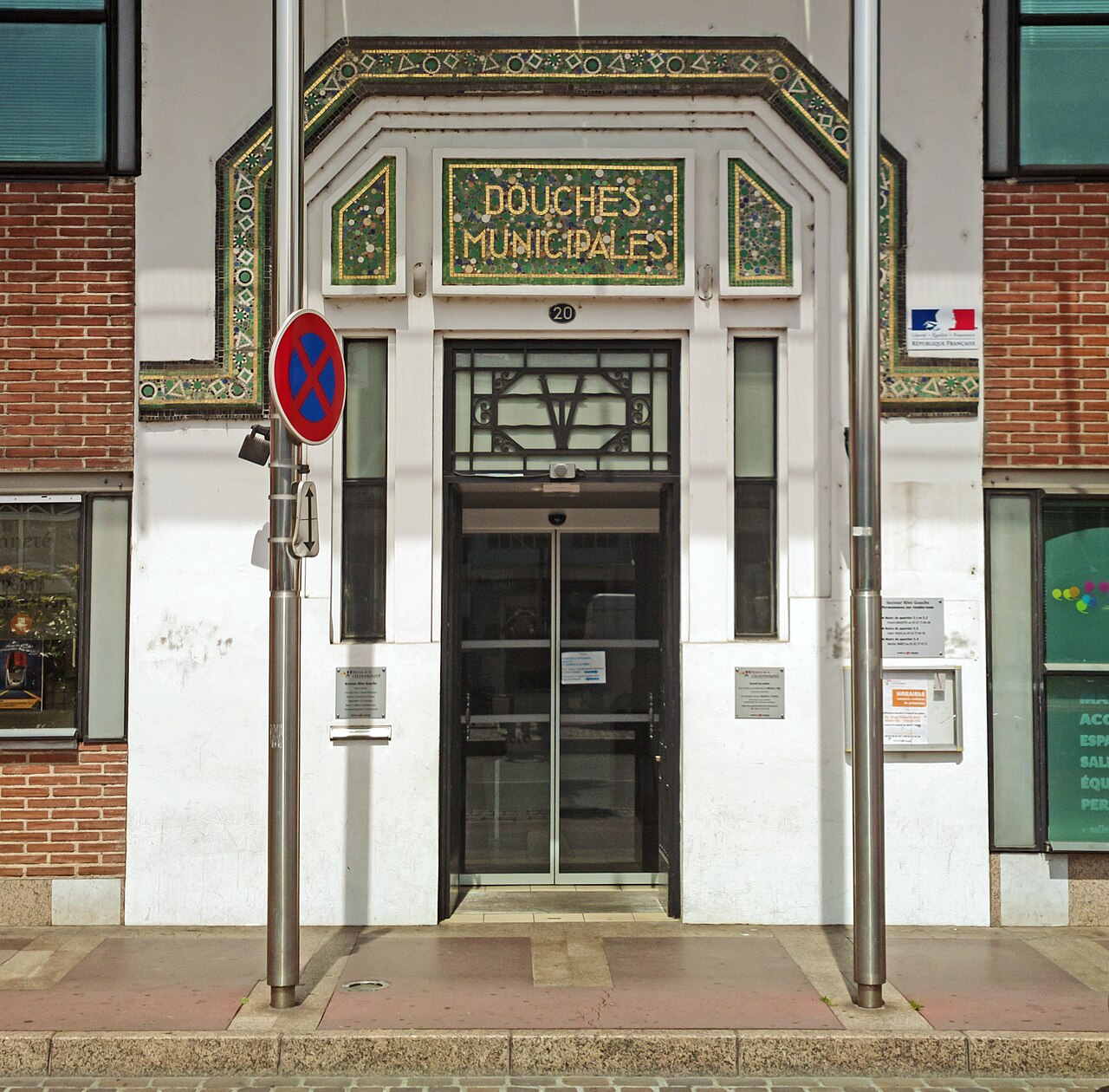 Entrée des douches municipales n° 20, mosaïque et brique, quartier Saint-Cyprien à Toulouse.